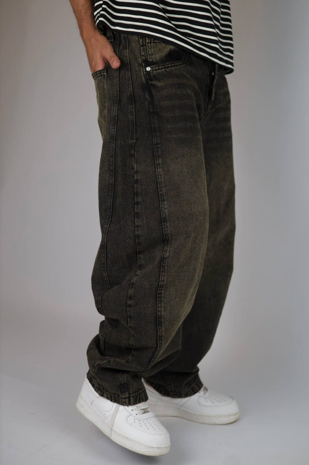 Vintage wash balloon jeans, side view