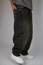 Vintage wash balloon jeans, side view